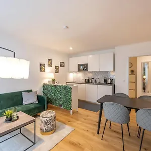 Modern Center Apartment