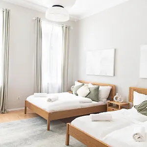 Spacious Apartment, 3 Min To U1 Reumannplatz Apartment